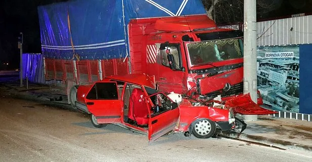 İzmir’de feci kaza! Kamyon otomobili ezdi