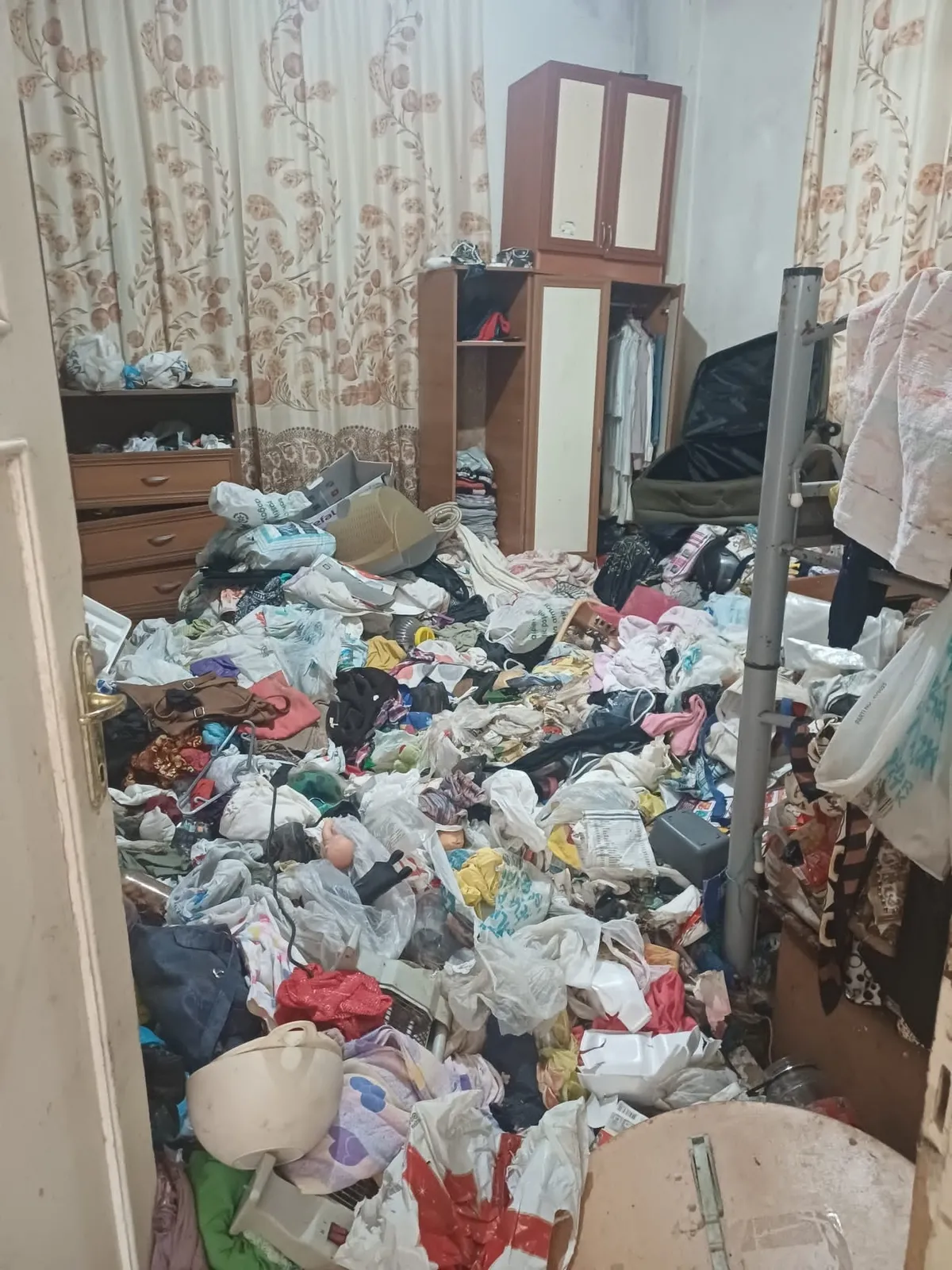 atasehirde-cop-ev-alarmi-daireden-5-kamyon-cop-cikti-1780749013423.jpeg Ataşehir’de çöp ev alarmı: Daireden 5 kamyon çöp çıktı-2