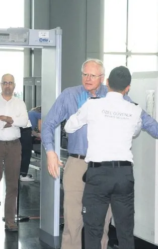 James Jeffrey'e özel muamele yok! İstanbul Havalimanı'nda üstü arandı...