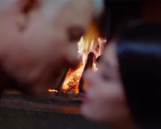 FOX TV’nin Yasak Elma dizisindeki ahlaksızlık pes dedirtti! Seyirci isyan etti: RTÜK ne iş yapar?