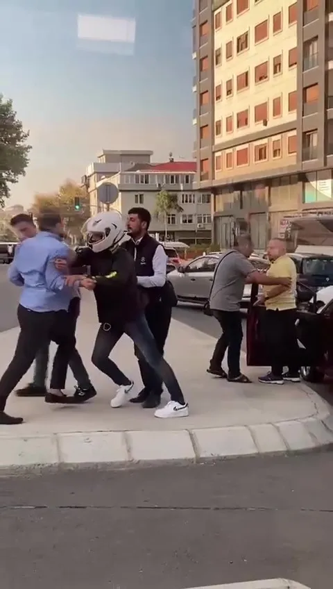 yine-bir-iett-skandali-otobus-soforu-baska-bir-surucuyle-birbirlerine-girdi-1663076487835.jpg Yine bir İETT skandalı! Otobüs şoförü başka bir sürücüyle birbirlerine girdi-4