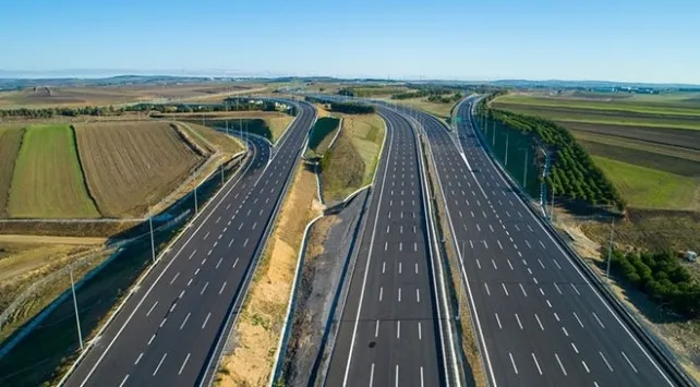 bolunmus-yolda-kritik-esik-asildi-bakan-uraloglu-6-binden-30-bine-cikardik-1775475822057.jpeg Bölünmüş yolda kritik eşik aşıldı | Bakan Uraloğlu: 6 binden 30 bine çıkardık-1