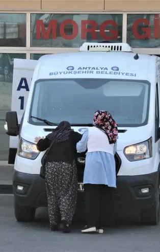 Oğlunun acısına dayanamayıp cenaze aracını öpen anne yürekleri dağladı