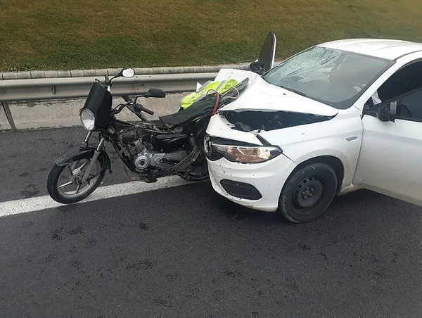 1609660335705.jpg TEM'de akılalmaz kaza! Motosiklet araca ok gibi saplandı, sürücü metrelerce sürüklenerek can verdi-3