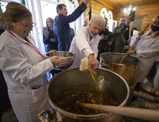 Fener Rum Patrikhanesi'nde kutsal yağ ayini! 10 yılda bir yapılıyor! Tüm dünyaya İstanbul'dan gönderilecek