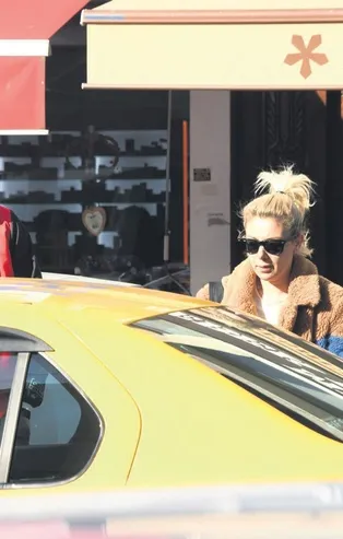 Burcu Binici sevgilisi Muhammed Mustafa Baygül'ü öpmelere doyamadı! Sokak ortasında...