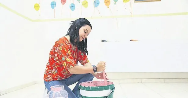 Ecem Öğretmen çocukları için okulu elleriyle hazırlıyor | Hasta öğrencisine bakın nasıl ders verdi