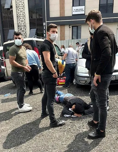 Bakırköy Adliyesi'nde hareketli dakikalar! Cinayet davası çıkışında taraflar birbirine girdi-1