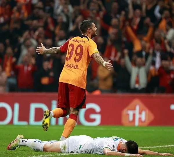 galatasaray-alanyaspor-karsisinda-ilk-yarisini-2-0-tamamladigi-karsilasmada-ustunlugunu-koruyamadi-1666553877913.jpeg