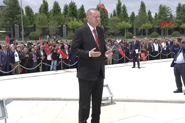 Başkan Erdoğan 15 Temmuz programı kapsamında şehitler için Kur'an-ı Kerim okudu