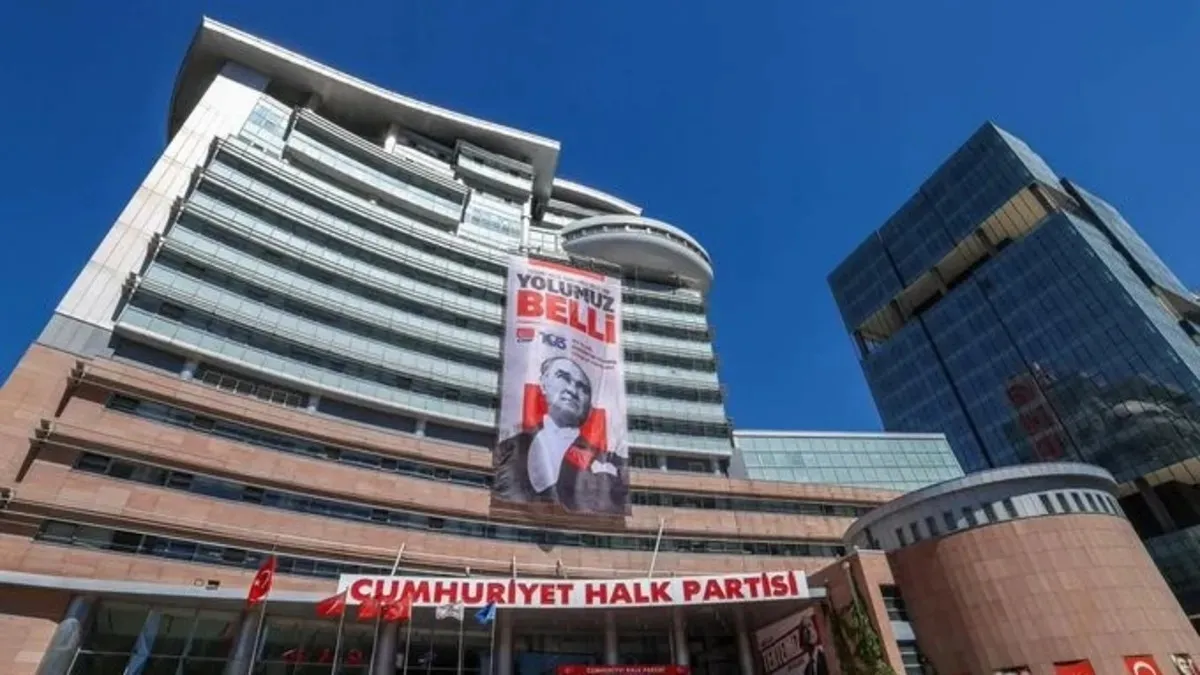 CHP Genel Merkezi’nden İmamoğlu’na pankartlı gönderme: “Siyaset zenginleşme aracı değildir”-7