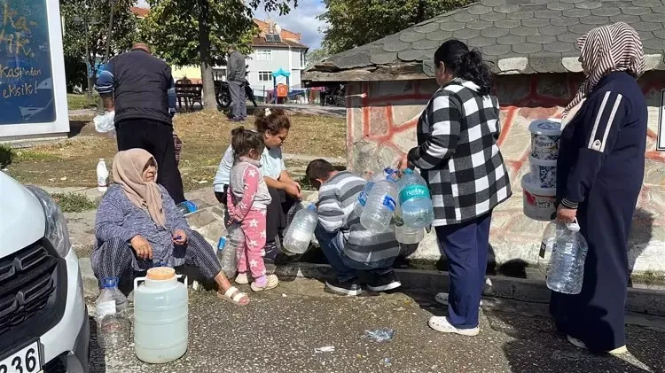 Edirne’de su kesintileri nedeniyle çeşme önlerinde kuyruk oluştu (DHA)