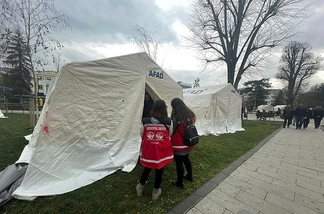 Artık eski Türkiye yok! Deprem bölgesine hızlı yardım: 1999 depreminde 3 gün sonra gidilmişti yeni Türkiye'de 3 saatte