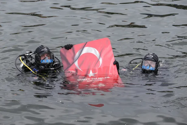 Türk Polis Teşkilatı'nın 174. kuruluş yıl dönümü dolayısıyla Haliç'de 'Vatan Dalışı' yapıldı-3