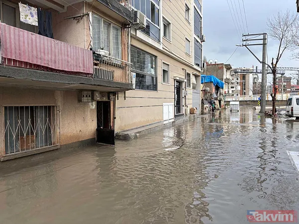İzmir'de değişmeyen manzara: Yağış sonrası sokaklar göle döndü - 4