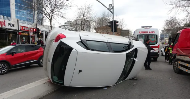 İstanbul'da okul servisine çarpan otomobil yan yattı
