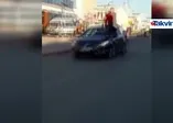 Arabasını tavanına oturarak kullandı!