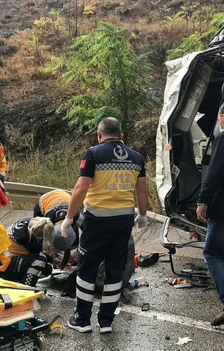 Bilecik'te çöp kamyonu devrildi: 3 yaralı