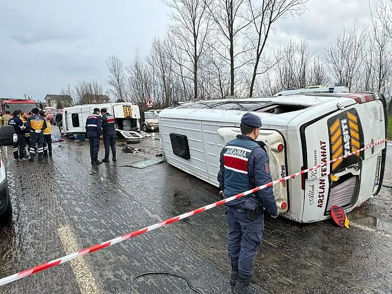 Bartın'da feci kaza! İşçi servislerinin çarpıştığı kazada 1 kişi öldü, 29 kişi yaralandı-2