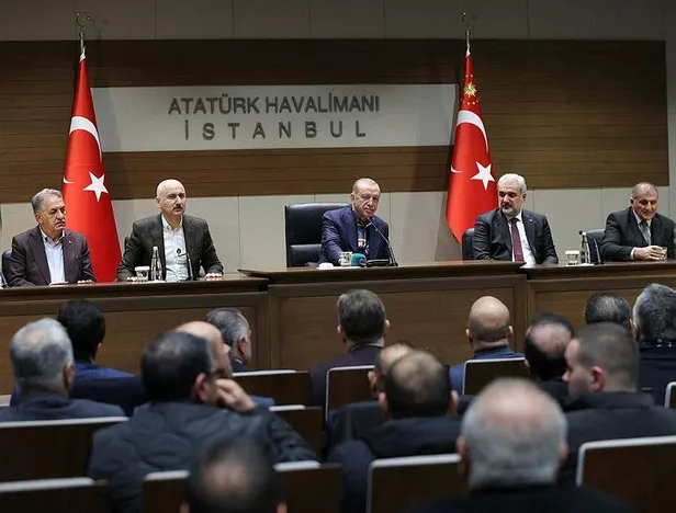 Atatürk Havalimanı'nda sürpriz buluşma! Başkan Erdoğan minibüs odaları başkanları ve şoförler ile buluştu-6