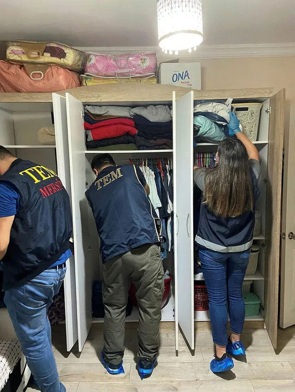 mersinde-bolucu-teror-orgutu-pkkkckpydypg-propagandasina-4-gozalti-1629979494568.jpg Mersin'de bölücü terör örgütü PKK/KCK/PYD/YPG propagandasına 4 gözaltı-2