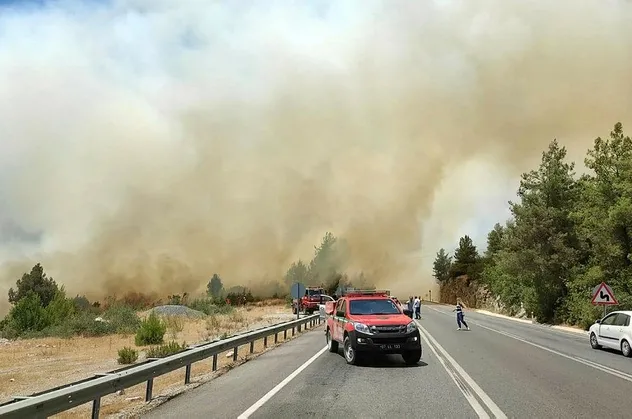 Son dakika: Antalya'da orman yangını! Antalya-Konya karayolu ulaşıma kapatıldı