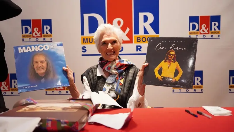 uzun-kuyruklar-bol-imza-ve-ilham-dolu-mesajlar-istanbulda-maye-musk-ruzgari-1773842030104.jpeg Elon Musk’ın annesi Maye Musk D&R aracılığıyla ilk kez Türk okurlarıyla buluştu-7