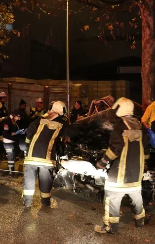Denizli'de otomobil ağaca çarptı: 1 ölü, 3 yaralı