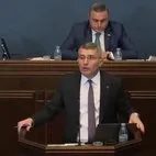 Gürcistan Parlamentosu’nda milletvekilleri arasında kavga çıktı! Yumruklar havada uçuştu: İşte  o anlar