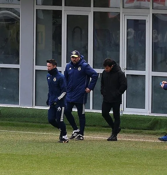 fenerbahcede-istifa-yok-kriz-var-emre-belozoglu-ve-erol-bulutun-arasina-kara-kedi-girdi-1615166280684.jpeg Fenerbahçe'de istifa yok kriz var! Emre Belözoğlu ve Erol Bulut’un arasına kara kedi girdi-3