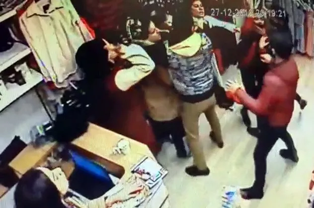 Kadınların uçan tekmeli kavgası kamerada