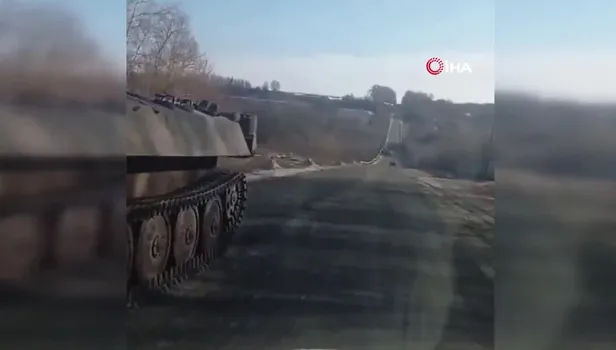 Ukrayna-Rusya savaşında dikkat çeken görüntü: Yakıtı biten Rus tankları yolda kaldı