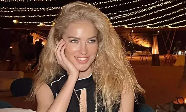 1674248446653.jpeg Burcu Esmersoy, 2023’e hızlı giriş yaptı! Güzel sunucu milyonluk anlaşmaya imza attı-4