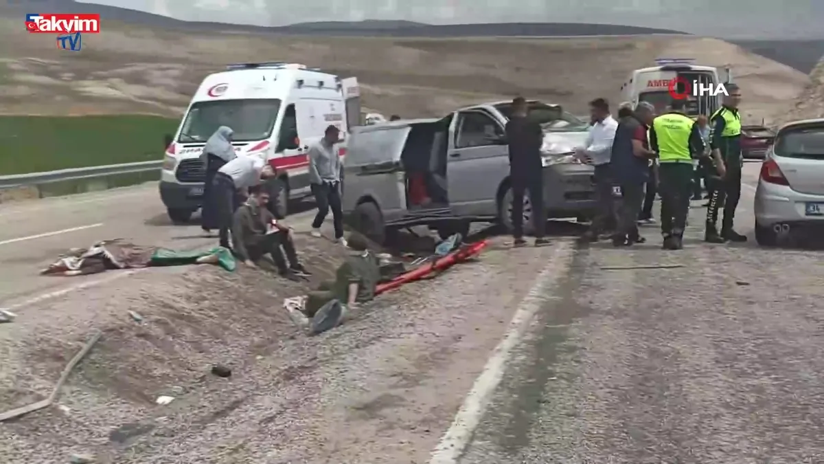 Sivas'ta minibüs devrildi: 1 ölü, 8 yaralı
