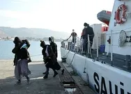 İzmirde Türk kara sularına geri itilen 69 sığınmacı kurtarıldı