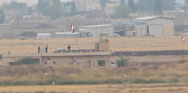 Bu görüntü Nusaybin'den çekildi! Kamışlı’da binaya Suriye bayrağı asıldı-3