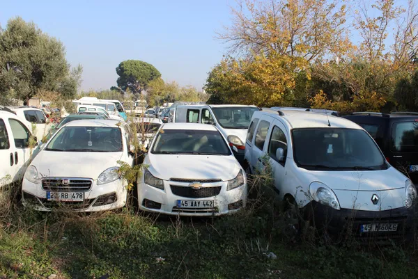 manisada-yediemin-deposunda-curumeye-terk-edilen-araclarin-toplam-piyasa-degeri-20-milyon-lirayi-buluyor-1606460716779.jpg Manisa'da yediemin deposunda çürümeye terk edilen araçların toplam piyasa değeri 20 milyon lirayı buluyor-5