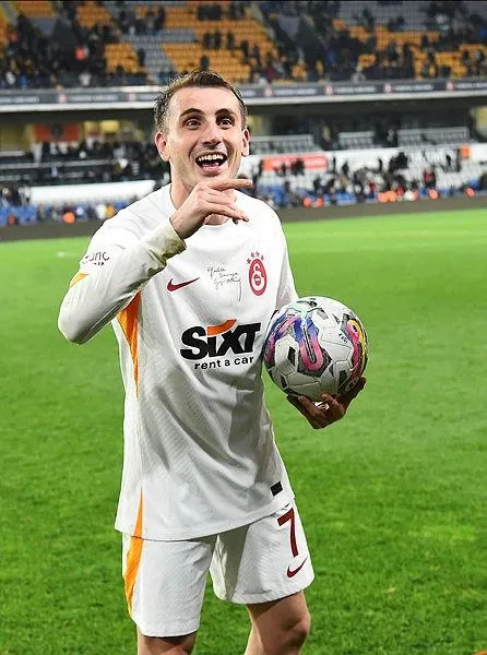 galatasaray-kesenin-agzini-acti-kerem-akturkogluna-21-kat-zam-yapti-1-yil-oncesine-kadar-850-bin-tlye-oynuyord-1670632489795.jpeg Galatasaray kesenin ağzını açtı! Kerem Aktürkoğlu'na 21 kat zam yaptı! 1 yıl öncesine kadar 850 bin TL'ye oynuyordu...-4