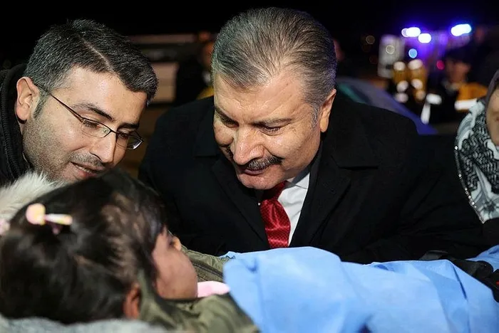 saglik-bakani-fahrettin-koca-gazzeden-turkiyeye-nakledilen-68-hastayi-etimesgut-havalimaninda-karsiladi-1702404914313.jpeg Sağlık Bakanı Fahrettin Koca, Gazze'den Türkiye'ye nakledilen 68 hastayı Etimesgut Havalimanı'nda karşıladı-5