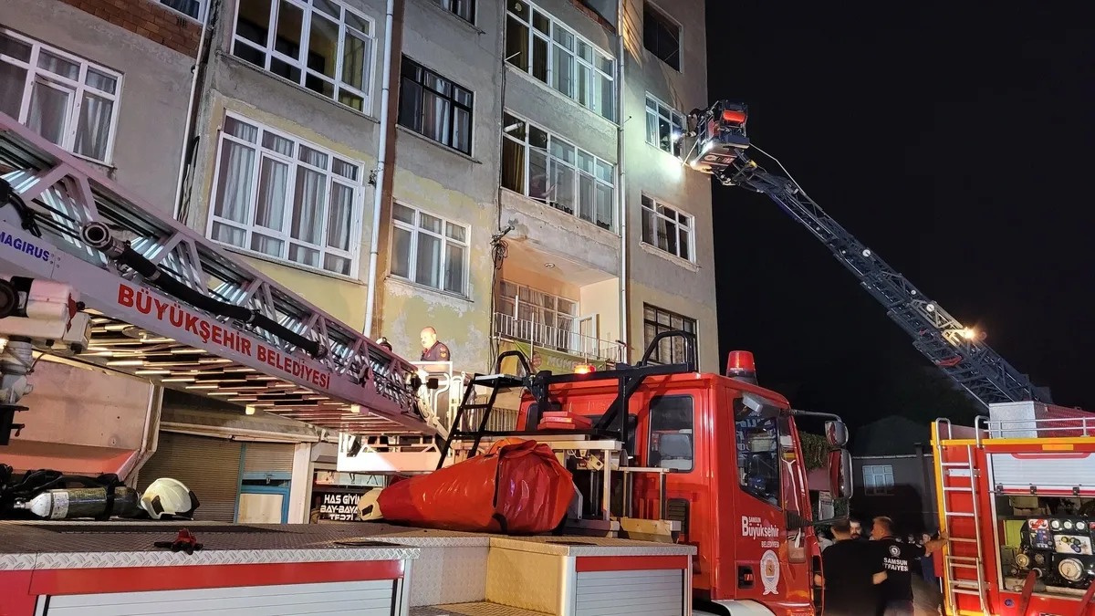 samsunda-tup-deposunda-yangin-4-kisi-hastanelik-1786484800410.jpeg Samsun’da tüp deposunda dehşet! Peş peşe patlamalar yaşandı, alevler apartmana sıçradı: 4 kişi hastaneye kaldırıldı-3
