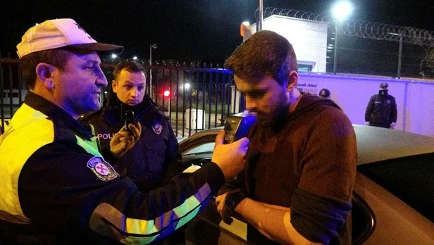 Polisten kaçtı emniyetin kapısına çarptı!-3