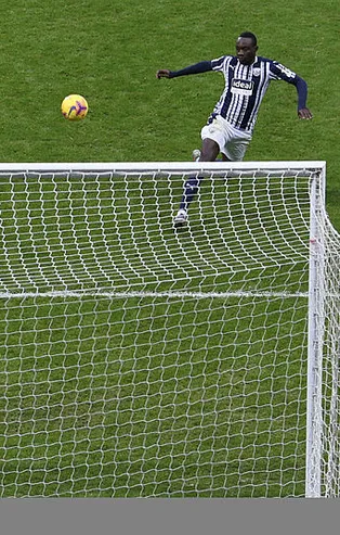 Galatasaray'ın eski yıldızı Diagne Premier Lig'i sallıyor! Manchester United'a gol attı İngiliz gazetelerinde manşet oldu