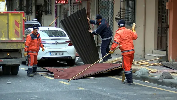 Meteoroloji turuncu alarm vermişti! Esenler'de fırtına çatı uçurdu!-2