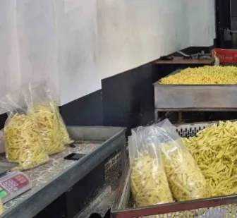 Merdiven altında kirli tezgah: 600 kilo cipse el konuldu-4