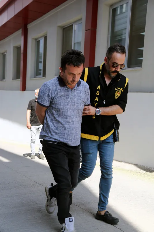 adanada-iki-aile-arasinda-6-kisinin-yaralandigi-silahli-kavga-cocuklarin-oynadigi-topun-otomobile-carpmasi-son-1657702305405.jpg Adana'da iki aile arasında 6 kişinin yaralandığı silahlı kavga çocukların oynadığı topun otomobile çarpması sonucu çıktı-7