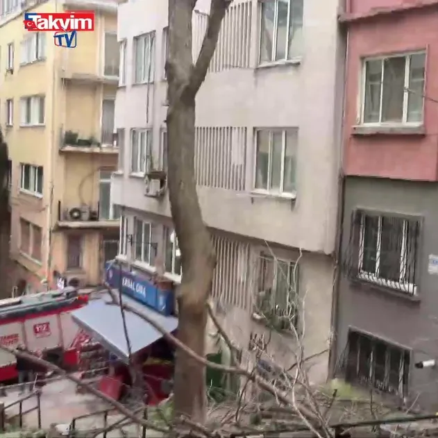 Beyoğlu'nda ağaç binanın üzerine düştü