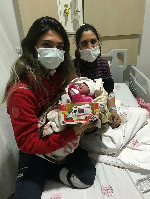 İzmir depreminde İnci Okan'ı kurtaran Edanur Doğan bu kez otobüste doğum yaptırdı!-1