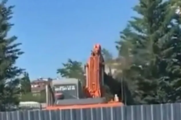 İBB'nin Üsküdar-Sultanbeyli metro hattında ağaçları söküp taşımak yerine iş makinesi ile katletmesi tepkilere neden oldu