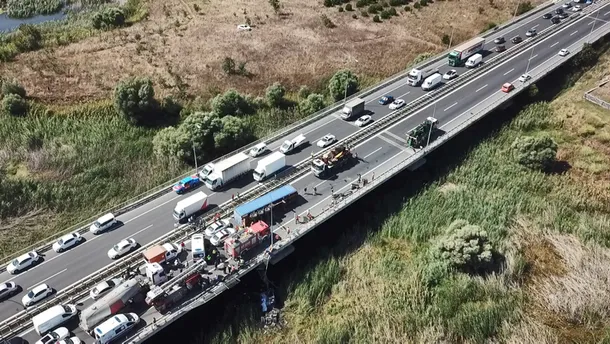 temde-tir-devrildi-otoyolun-edirne-istikameti-kapandi-1662633054240.jpg TEM'deki kazada TIR kaldırıldı: Otoyolun Edirne istikameti açıldı-4
