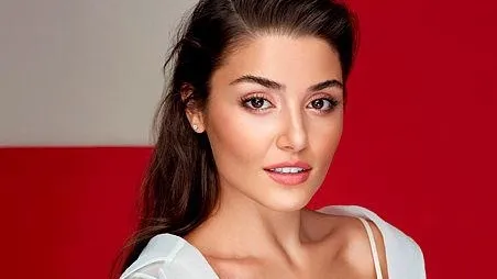 Son zamanlarda adı Kerem Bursin ile anılan Hande Erçel'in ev pozu olay oldu! "Kendimi kötü hissediyorum..."-3